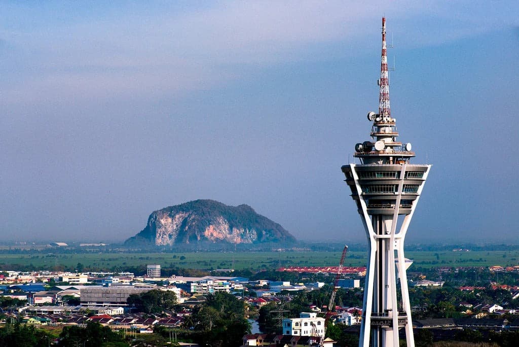 Menara Alor Setar 165.5 meter - landmark terkenal dekat homestay Pokok Sena dengan pemandangan panoramik