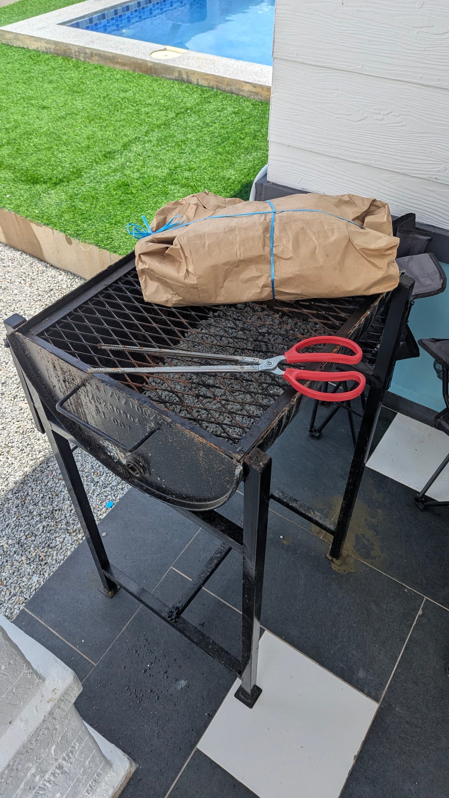 Area BBQ lengkap dengan grill dan meja untuk keluarga di homestay Tuah Suci