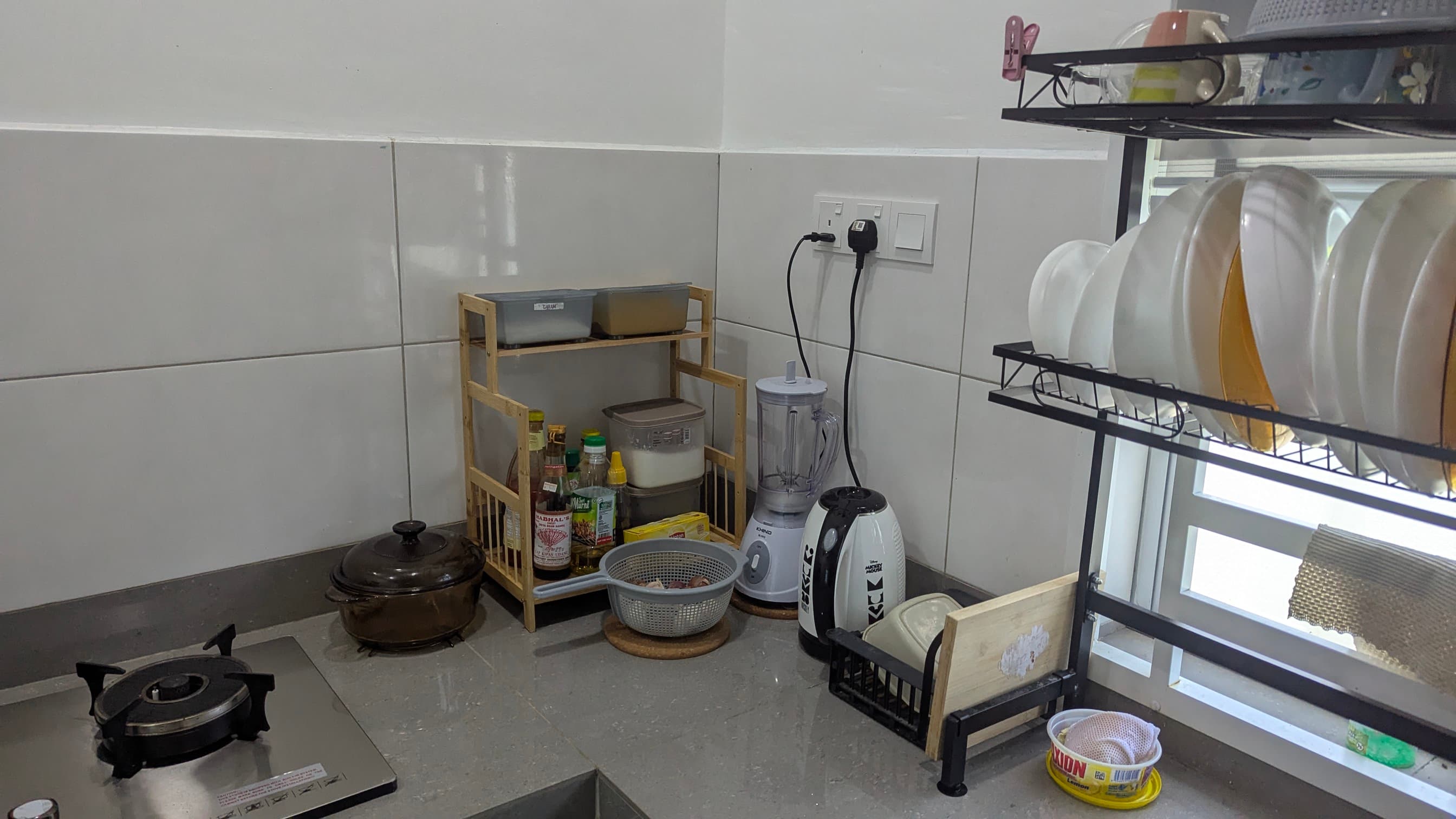 Dapur lengkap dengan peralatan memasak moden dan kabinet besar di homestay Pokok Sena