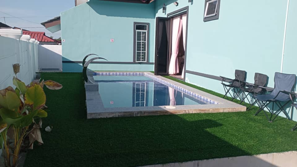 Kolam renang peribadi yang bersih dengan air jernih di homestay keluarga Tuah Suci Kedah