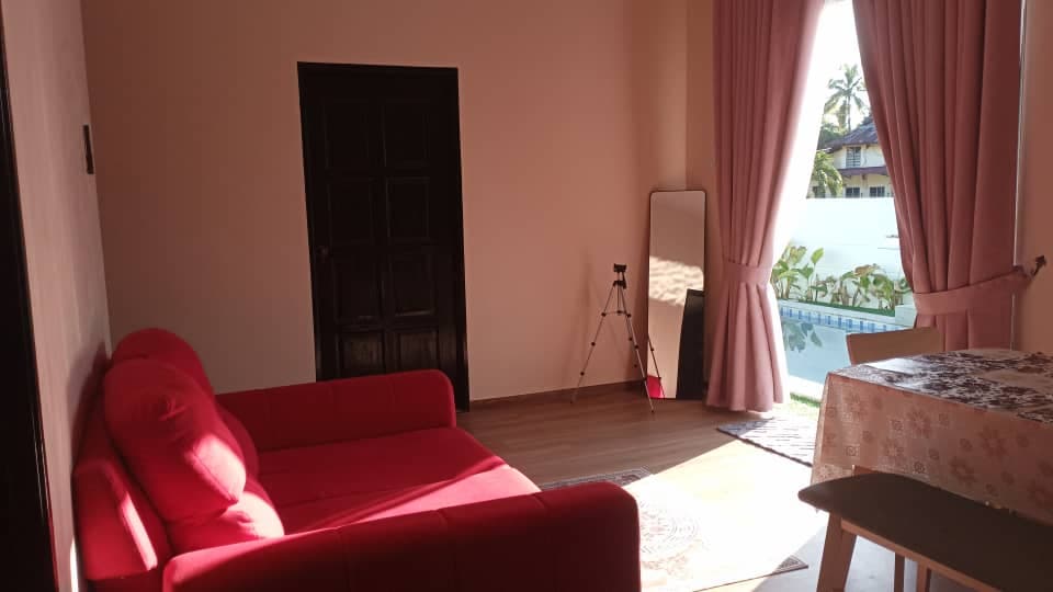 Ruang santai outdoor yang nyaman dengan pemandangan kolam di homestay mewah Kedah