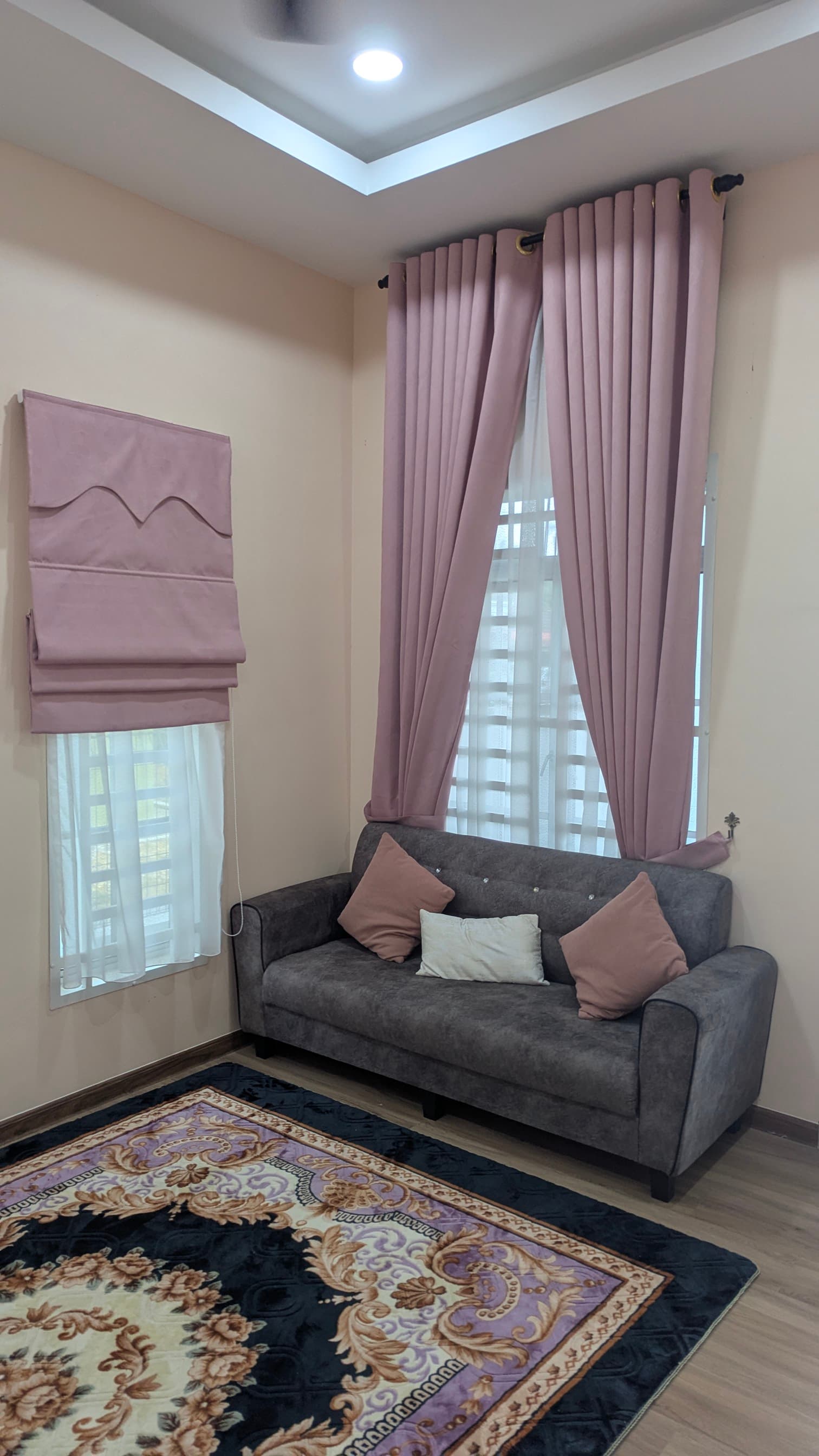 Ruang tamu luas dan selesa