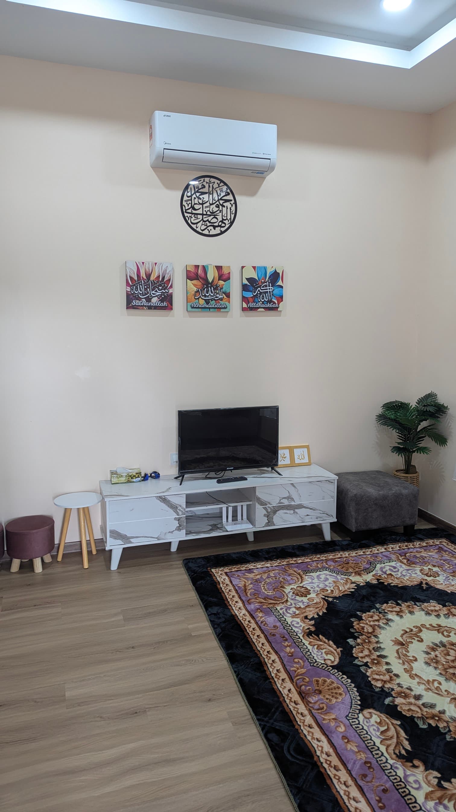 Ruang tamu homestay dengan TV